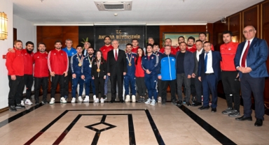 AVRUPA ŞAMPİYONU SPORCULARDAN MANSUR YAVAŞ’A ZİYARET