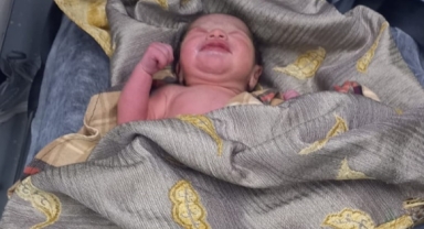 Camiye bırakılan çanta içerisinden bebek çıktı