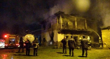 Evde çıkan yangında anne ve 2 çocuğu öldü 