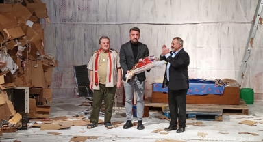 ‘Gece Boyunca’ Adlı Tiyatro Oyunu Kartal’da Sahnelendi