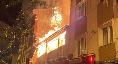 İstanbul'da 2 katlı binanın çatı katı alev alev yandı