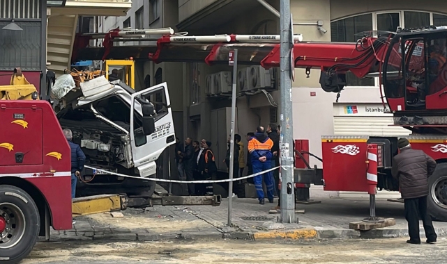 İstanbul'da iki vinç çarpıştı