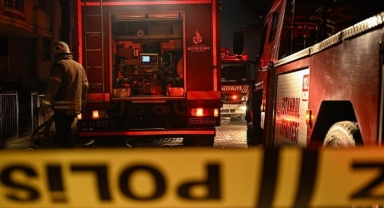 İtfaiye ekipleri söndürme çalışması yapıyor