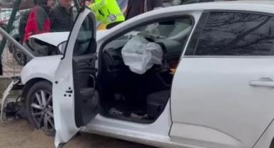 Kaldırıma çıkan otomobil yayalara çarptı