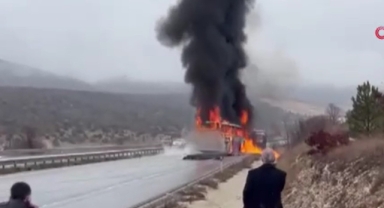 Kamyona çarpan otobüs alev topuna döndü