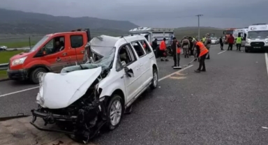 Kamyonet ile hafif ticari araç çarpıştı