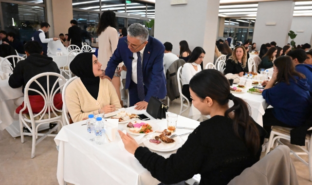 Kemer Belediye Başkanı Necati Topaloğlu’ndan öğrencilere motivasyon yemeği