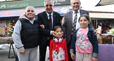 Kemer Belediye Başkanı Necati Topaloğlu'ndan pazar esnafına ziyaret
