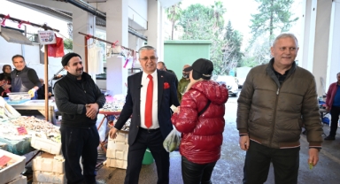 Kemer Belediye Başkanı Necati Topaloğlu’ndan pazar esnafına ziyaret 