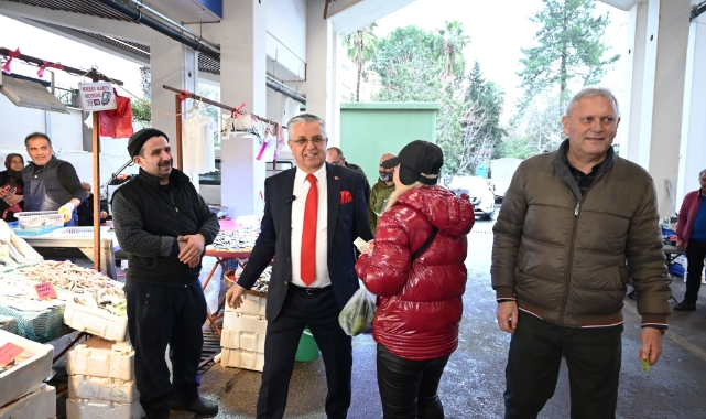 Kemer Belediye Başkanı Necati Topaloğlu’ndan pazar esnafına ziyaret