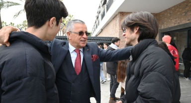 Kemer Belediye Başkanı Necati Topaloğlu’ndan üniversite öğrencilerine mangal partisi