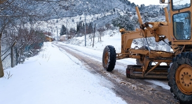Kemer Belediyesi, kar yağışı nedeniyle kapanan yayla yollarını temizledi