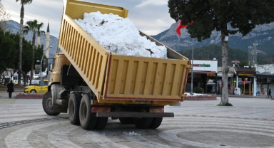 Kemer'de Çocuklar ve ailelerinin kar sevinci