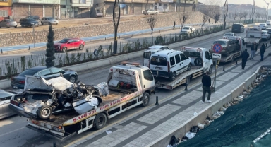 Kırmızı ışıkta 6 aracı biçti