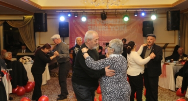 KÜÇÜKÇEKMECE'DE 65 YAŞ ÜSTÜ ÇİFTLER, 14 ŞUBAT YEMEĞİ'NDE BULUŞTU