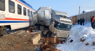 Muş'ta yolcu treni, TIR'a çarptı