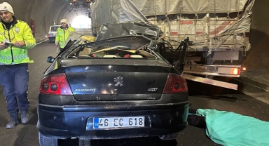 Otomobil TIR'a ok gibi saplandı