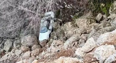 Otomobil uçuruma yuvarlandı