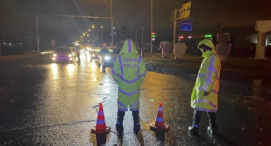 Sağanak etkili oldu, yol ulaşıma kapandı