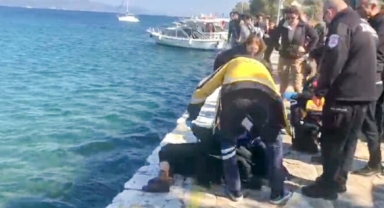 Selfie çeken iki kadın denize düştü
