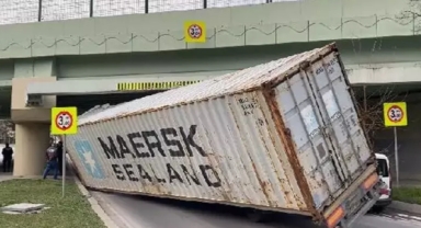 TIR üst geçide böyle çarptı