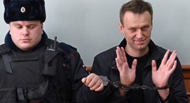 Vücudunda kasılmaya bağlı çürümeler var