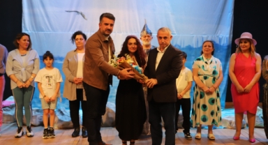 ‘Yarı Saydam Perşembe Hikâyeleri’ Adlı Tiyatro Oyunu Kartal’da Sahnelendi