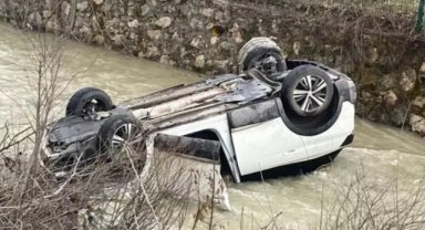 Yoldan çıkan araç dereye uçtu