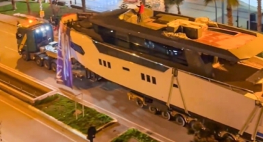 25 metrelik lüks yatla seçim çalışması