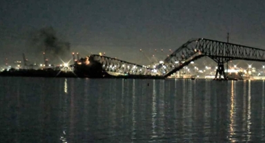 ABD'de kargo gemisinin çarptığı köprü yıkıldı