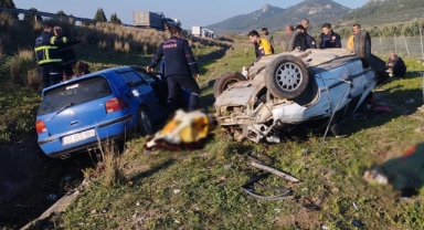 Adana'da iki otomobil çarpıştı