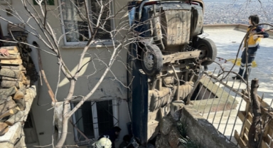 Aracı iki bina arasına sıkışan sürücü öldü