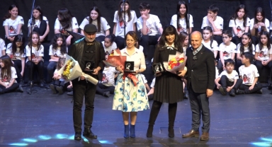 Ayşegül Aldinç, Büyükçekmece Çocuk Korosu ile birlikte kendi şarkılarını söyledi 