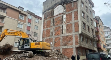 Binanın duvarı olmayınca tuvalet açıkta kaldı