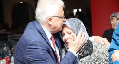 BURHANİYE BELEDİYE BAŞKANI DEVECİLER ŞEHİT VE GAZİ AİLELERİNE İFTAR VERDİ