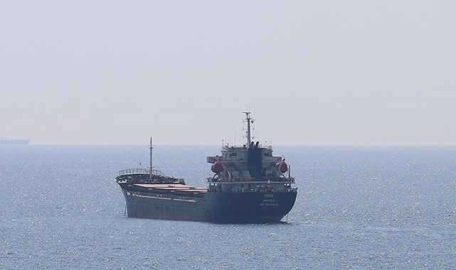 Çanakkale Boğazı'nda karaya oturan tekne kurtarıldı