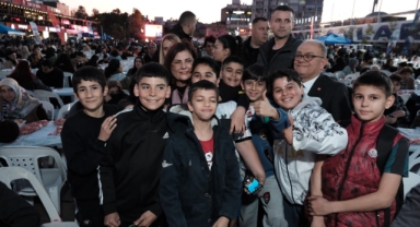 ÇERÇİOĞLU, ATATÜRK KENT MEYDANI’NDAKİ İFTARDA AYDINLI VATANDAŞLARLA BİR ARAYA GELDİ