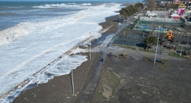 Dev dalgalar sahil şeridini yuttu