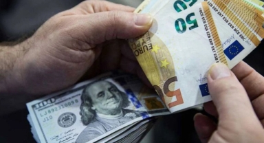 Dolar ve euro zirveye demir attı