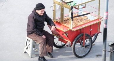 Geçinemeyen emekli işe geri gidiyor