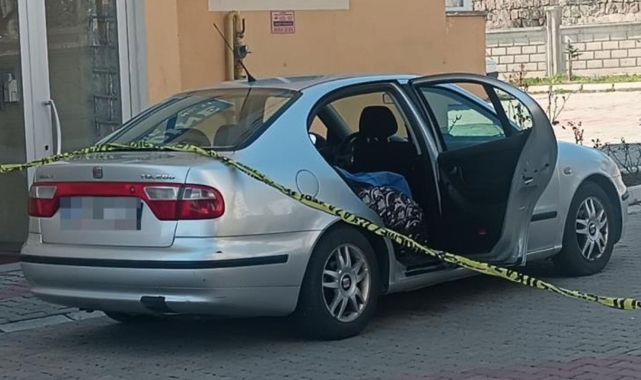 Hastaneye gitmek için otomobile bindi