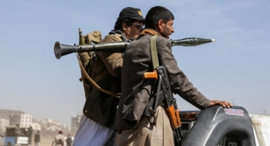 Husilerden ABD gemilerine art arda saldırı