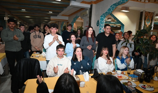Kemer Belediye Başkanı Necati Topaloğlu’ndan öğrencilere iftar yemeği