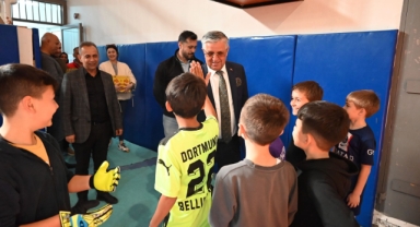 Kemer Belediye Başkanı Necati Topaloğlu, Spor Salonu’nda öğrencileri ziyaret etti 