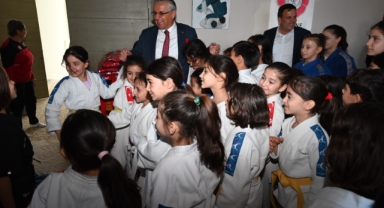 Kemer Belediyesi'nden judoculara malzeme desteği 