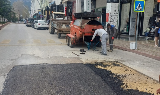 Kemer’de yol ve kaldırım çalışmaları sürüyor