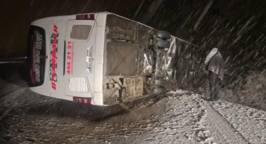 Kontrolden çıkan otobüs yan yattı