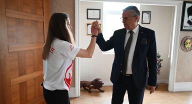 Muay Thai ve kick boks sporcusundan Kemer Belediye Başkanı Necati Topaloğlu’na ziyaret 