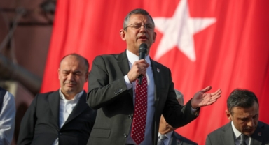 Özgür Özel'den MHP'li başkana rozet tepkisi