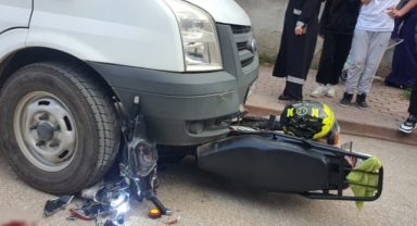 Polisten kaçan gençler kamyonetin altına girdi